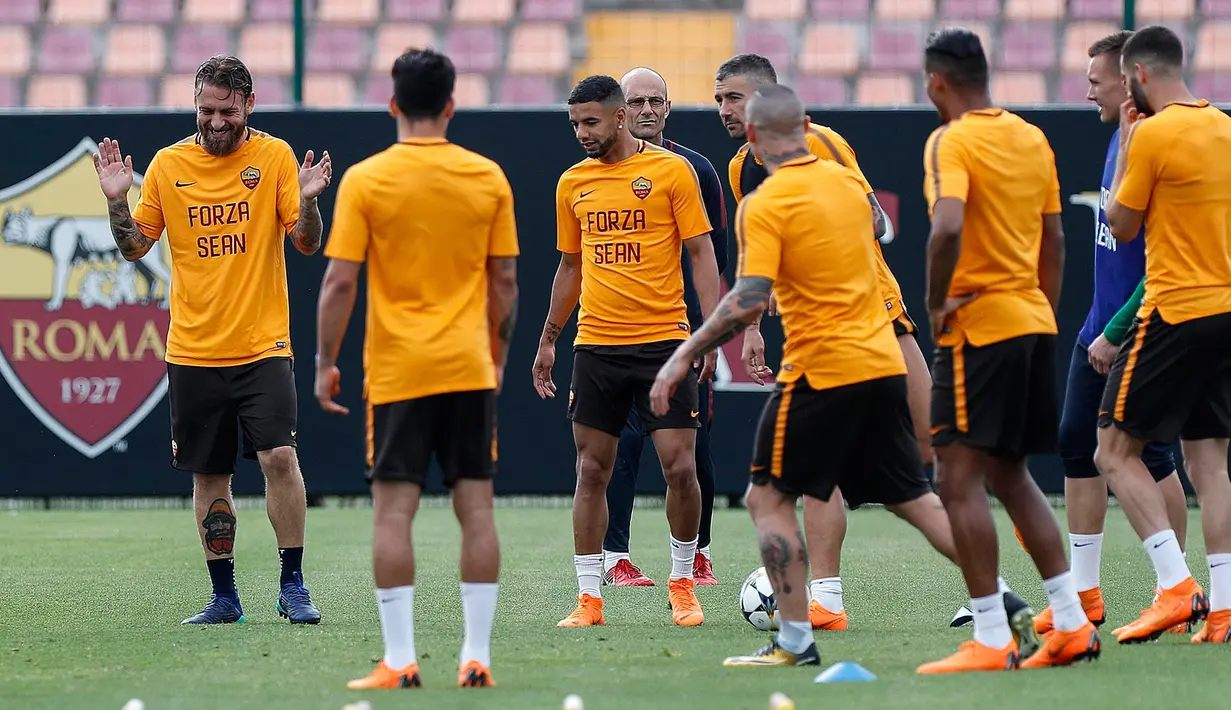 Suasana saat sesi latihan para pemain AS Roma di Trigoria Sports Centre, Roma, Italia, Selasa (1/5). Hasil di leg pertama membuat Liverpool hanya butuh hasil imbang atau kalah minimal dengan selisih dua gol dari AS Roma. (Riccardo Antimiani /ANSA via AP)