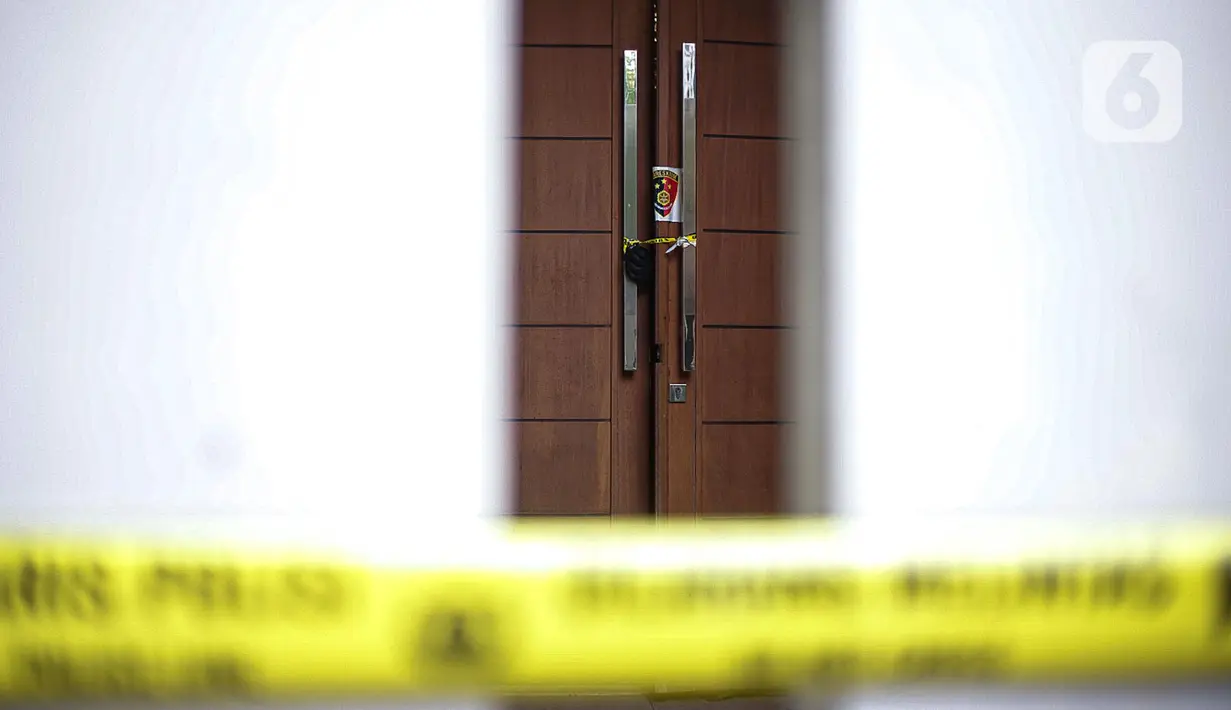Suasana rumah singgah Irjen Ferdy Sambo saat rarekonstruksi di Komplek Polri Duren Tiga, Jakarta, Sabtu (23/7/2022). Prarekonstruksi itu merupakan lanjutan dari kegiatan yang sama digelar pada Balai Pertemuan Polda Metro Jaya pada Jumat (22/7/2022) malam. (Liputan6.com/Faizal Fanani)