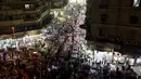Sejumlah warga ketika berbelanja di Al Ataba, pasar yang populer di pusat kota Kairo, Mesir, Rabu (15/7/2015). Muslim di seluruh dunia sedang mempersiapkan untuk menyambut datangnya Hari Raya Idul Fitri. (REUTERS/Mohamed Abd El Ghany)