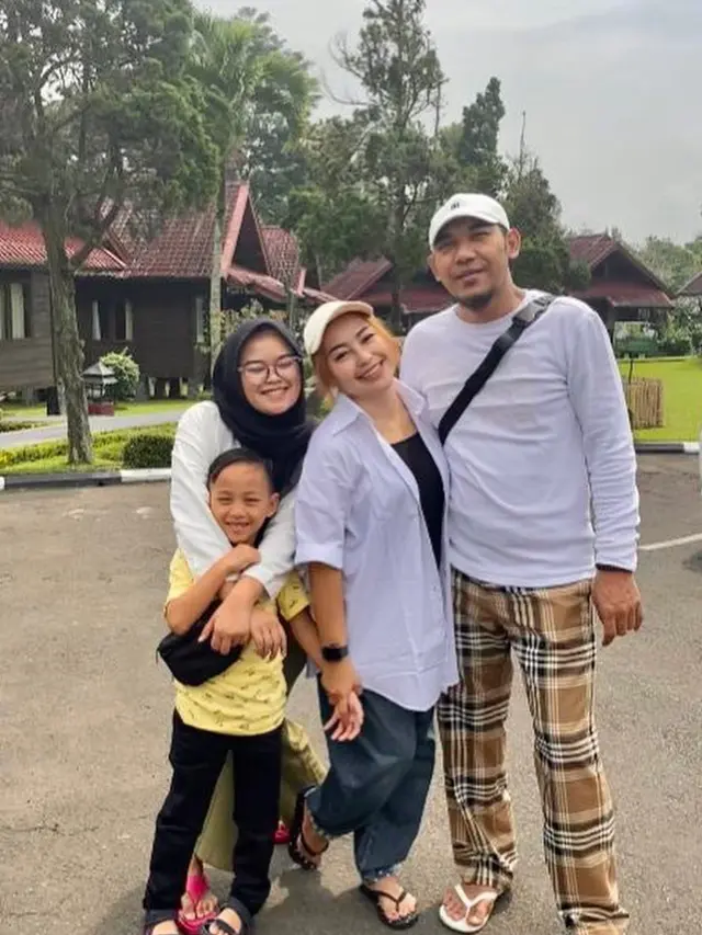 Potret Kenangan Mpok Alpa dan Anak Sulungnya Sherly (Foto: Dok. Mpok Alpa dan Sherly)