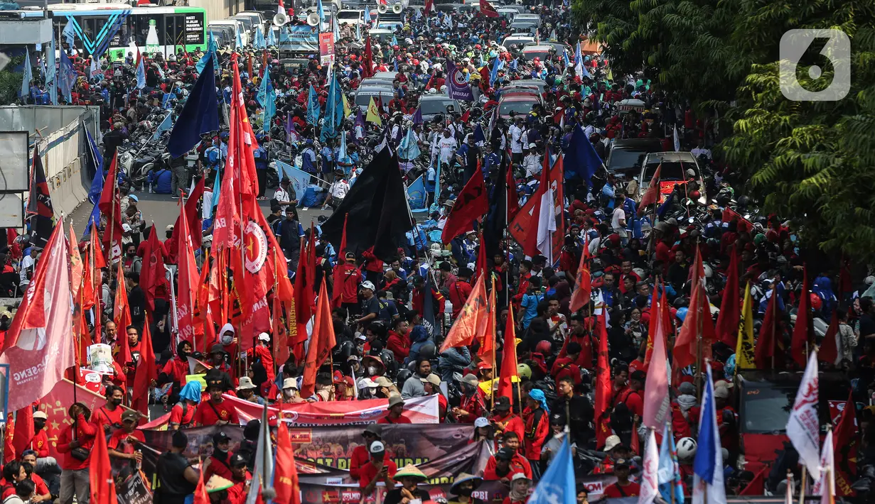 <p>Massa buruh menggelar demonstrasi dan berkumpul di depan Gedung ILO, Kawasan Thamrin, Jakarta, Kamis (10/8/2023). (Liputan6.com/Johan Tallo)</p>