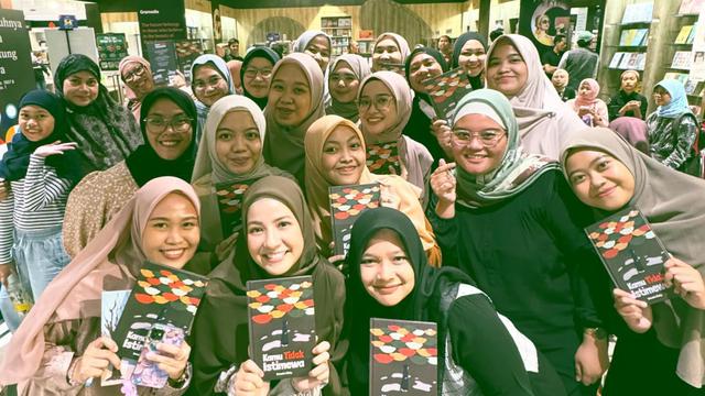 7 Potret Natasha Rizky dalam Book Talk Peluncuran Buku Kamu Tidak Istimewa