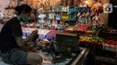 Pedagang membungkus dagangannya di Pasar Tebet Timur, Jakarta, Senin (4/1/2021). Badan Pusat Statistik (BPS) mencatat inflasi pada bulan Desember 2020 tercatat sebesar 0,45 persen dengan Indeks Harga Konsumen (IHK) sebesar 105,68. (Liputan6.com/Johan Tallo)