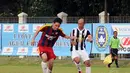 Gelandang Selebriti FC, Ben Kasyafani (kiri) berebut bola dengan Suryo Agung (Paski-Man FC) saat berlaga di turnamen Agum Gumelar Cup di Lapangan C Senayan, Jakarta (9/1/2015). Paski-Man FC unggul 1-0 atas Selebrity FC. (Liputan6.com/Helmi Fithriansyah)