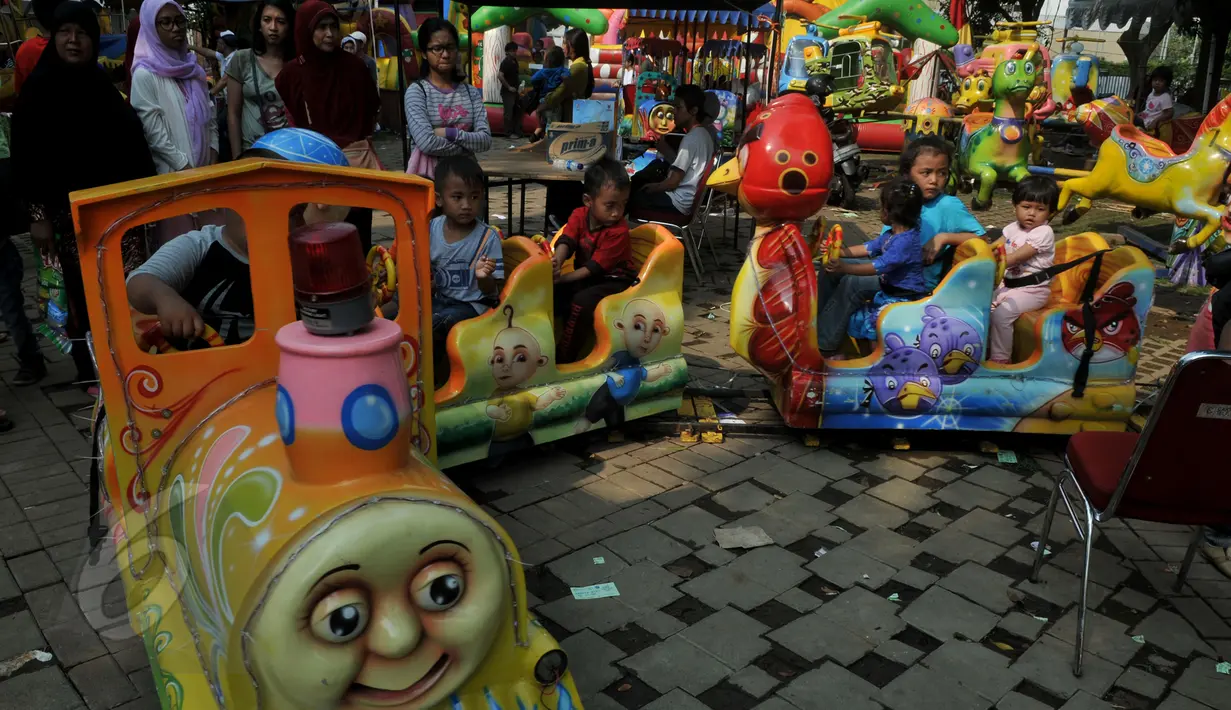 Anak-anak tampak antusias bermain di arena permainan Pekan Raya Jakarta (PRJ), Senayan, Jakarta, Selasa (2/6/2015). PRJ Senayan yang diikuti oleh 800 UKM tersebut dibuka dari 30 Mei-5 Juni mendatang. (Liputan6.com/Johan Tallo) 