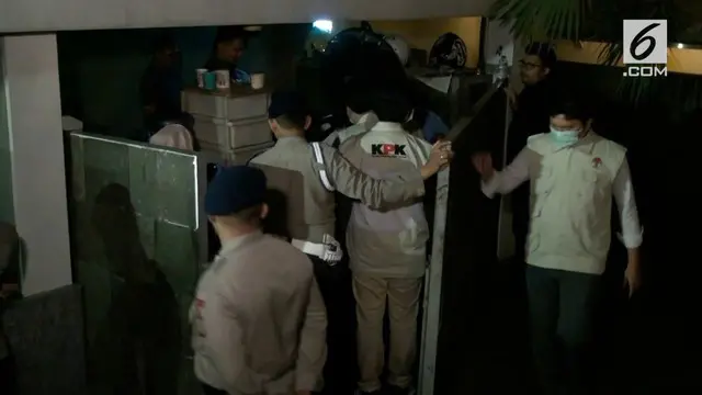 VIDEO: Penyidik KPK Periksa CCTV di Sekitar Rumah Setya Novanto