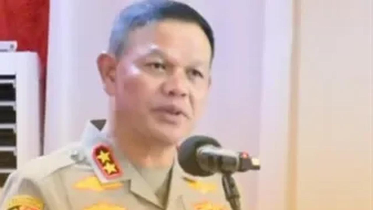 Ia dengan tegas memperingatkan anak buahnya untuk jangan pernah berpikir menyakiti hati masyarakat. "jangan pernah ada yang berpikir untuk menyakiti hati masyarakat," tegas Agus Nugroho.