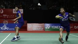 Ganda putri Indonesia, Greysia Polii/Apriyani Rahayu, merayakan kemenangan atas ganda Jepang, Nami Matsuyama/Chiharu Shida, pada laga Indonesia Masters 2020 di Istora Senayan, Jakarta, Jumat (17/1). Greysia/Apriyani menang 21-15 dan 21-16. (Bola.com/Yoppy Renato)