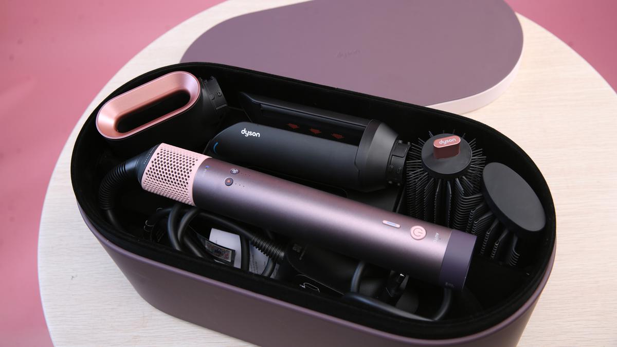 Hadiah Akhir Tahun yang Berkesan, Ini 3 Rekomendasi Alat Styling Rambut Dyson untuk Momen Spesial