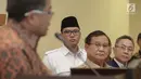 Ketum Partai Gerindra, Prabowo Subianto dan Ketum PAN Zulkifli Hasan saat mendengarkan Presiden PKS, Sohibul Iman memberikan keterangan pers koalisi Pilgub usai pertemuan tertutup di Kantor PKS, Jakarta, Minggu (24/12). (Liputan6.com/Faizal Fanani)