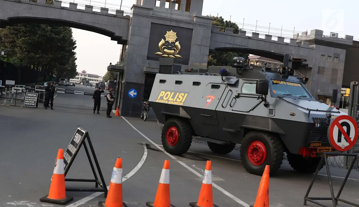 Suasana di depan pintu gerbang Mako Brimob Kelapa Dua, Depok, Jawa Barat, Rabu (9/5). Lima polisi gugur dalam rusuh di Mako Brimob akibat bentrok fisik dengan para napi saat berusaha menenangkan situasi. (Liputan6.com/Immanuel Antonius)