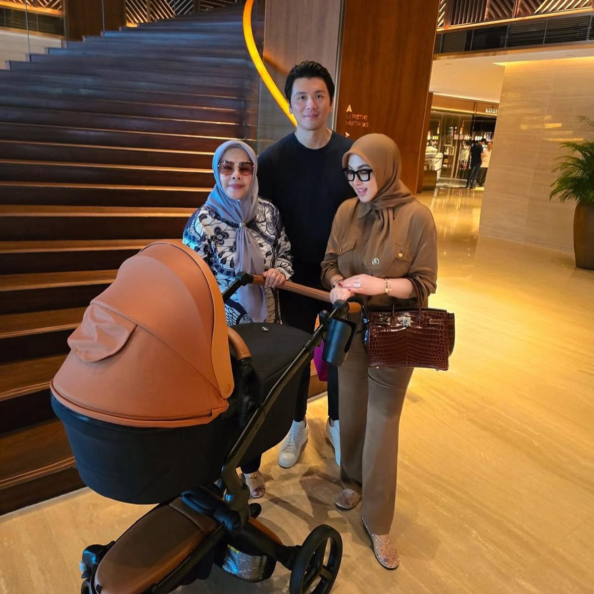 Momen Syahrini dan Reyno Barack Kompak Momong Anak saat di Singapura, Gayanya Jadi Sorotan