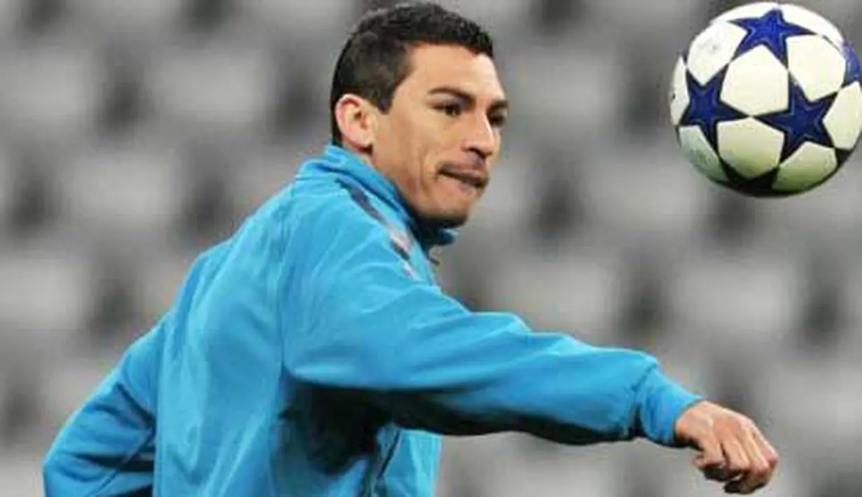 Aksi bek Inter Milan asal Brasil Lucio dengan bola di saat latihan tim di Allianz Arena, 14 Maret 2011, menjelang leg kedua babak 16 besar Liga Champions melawan Bayern Muenchen. AFP PHOTO / JOHN MACDOUGALL 