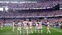Para pemain Amerika Serikat merayakan gol pertama tim mereka, sebuah gol bunuh diri oleh Damian Bobadilla #16 dari Paraguay (tidak terlihat dalam gambar), selama pertandingan Grup D Piala Dunia 2026 antara AS dan Paraguay di Stadion Los Angeles pada 13 Juni 2026 di Los Angeles, California. (Dean Mouhtaropoulos/Getty Images via AFP)