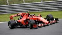 Pembalap Ferrari Charles Leclerc memacu mobilnya saat free practice 1 (FP1) F1 GP Italia di Sirkuit Monza, Jumat (6/9/2019). Charles Leclerc menjadi yang tercepat di FP1 F1 GP Italia dengan mencatatkan waktu 1 menit 27,905 detik. (AP Photo/Luca Bruno)