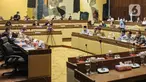 Suasana Rapat Dengar Pendapat (RDP) KPU dengan Komisi II DPR di Kompleks Parlemen, Senayan, Jakarta, Senin (3/10/2022). Rapat Dengar Pendapat (RDP) tersebut membahas rancangan Peraturan KPU (PKPU) tentang penyusunan daftar pemilih dan partisipasi masyarakat dalam pemilihan umum serta PKPU tentang pemilihan Gubernur dan Wakil Gubernur, Bupati dan Wakil Bupati, atau Walikota dan Wakil Walikota serta membahas rancangan PKPU tentang penetapan daerah pemilihan dan alokasi kursi anggota Dewan Perwakilan Rakyat Daerah Kabupaten/Kota dalam pemilihan umum. (Liputan6.com/Angga Yuniar)