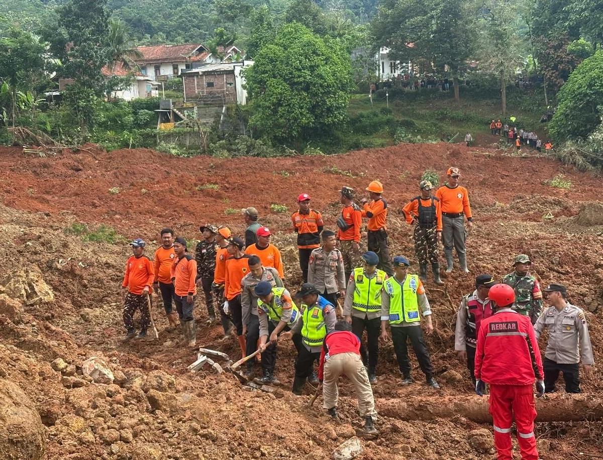 FOTO: Operasi SAR Longsor Majenang Terus Diperkuat, 20 Warga Masih Dalam Pencarian