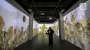 Pengunjung melihat karya proyeksi video mapping di pameran imersif Affandi: Alam, Ruang, Manusia di Galeri Nasional Indonesia, Jakarta, Rabu (28/10/2020). Pameran berlangsung hingga 25 November 2020. (Liputan6.com/Johan Tallo)