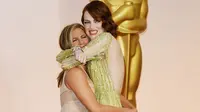 Emma Stone dan Jennifer Aniston. (foto: Justjared)
