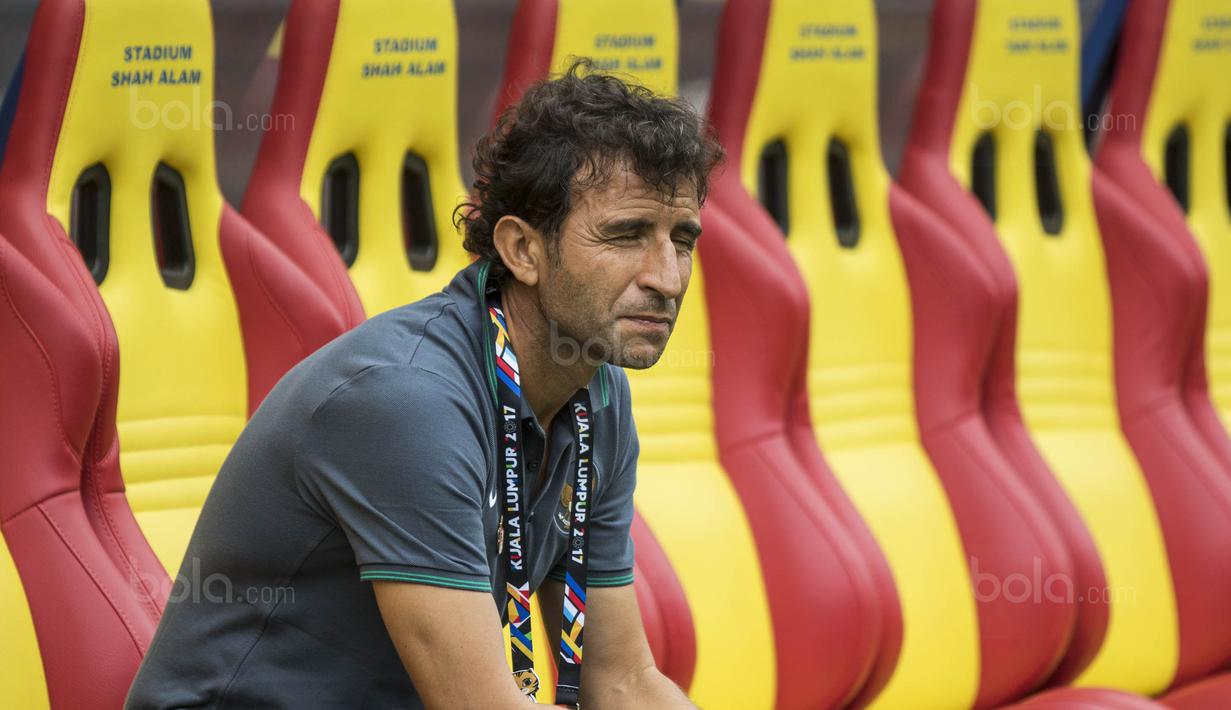 Pelatih Timnas Indonesia, Luis Milla, sebelum melawan Thailand pada laga Grup B SEA Games 2017 di Stadion Shah Alam, Selangor, Selasa (15/8/2017). Kedua negara bermain imbang 1-1. (Bola.com/Vitalis Yogi Trisna)