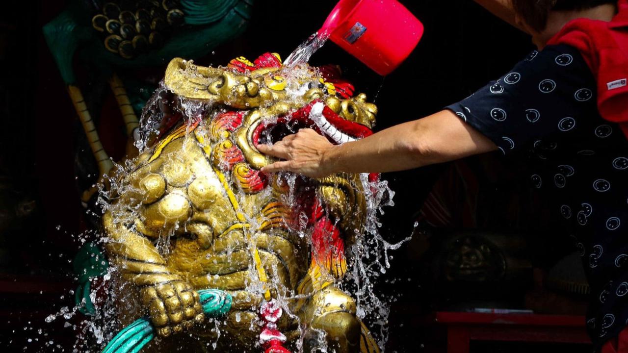 Menyambut perayaan Imlek yang jatuh pada 10 Februari mendatang, warga keturunan Tionghoa di Jakarta sibuk memandikan dan membersihkan patung-patung yang ada di Wihara Amurva Bhumi. <br>(Foto liputan6.com / herman Zakharia)