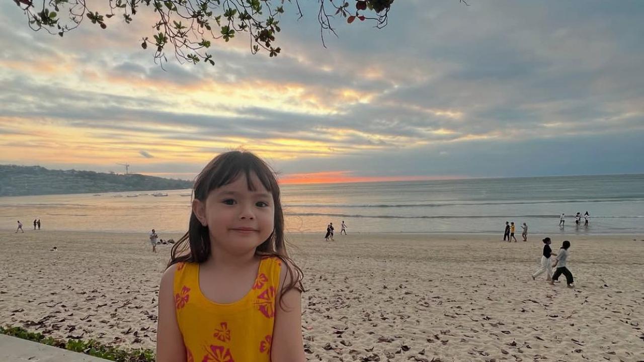 Asmirandah Unggah Foto Lawas Sandingkan dengan Anaknya, Benarkah Wajahnya Mirip Sang Papa?