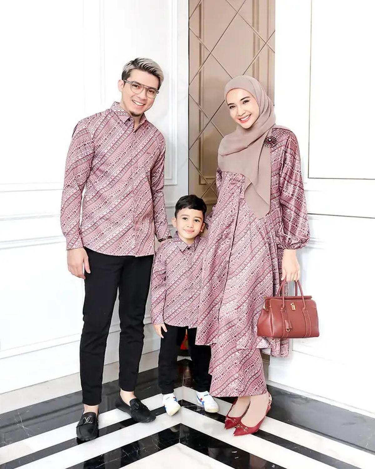 Hamil Anak Kedua, Ini 6 Potret Zaskia Sungkar dan Irwansyah Pakai Baju Couple