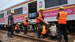 Petugas mengevakuasi gerbong kereta yang anjlok di jalur kereta api manggarai, Jakarta, Selasa (27/10/2015). Perjalanan kereta dari Jatinegara yang menuju Manggarai dihentikan sementara. . (Liputan6.com/Gempur M Surya)