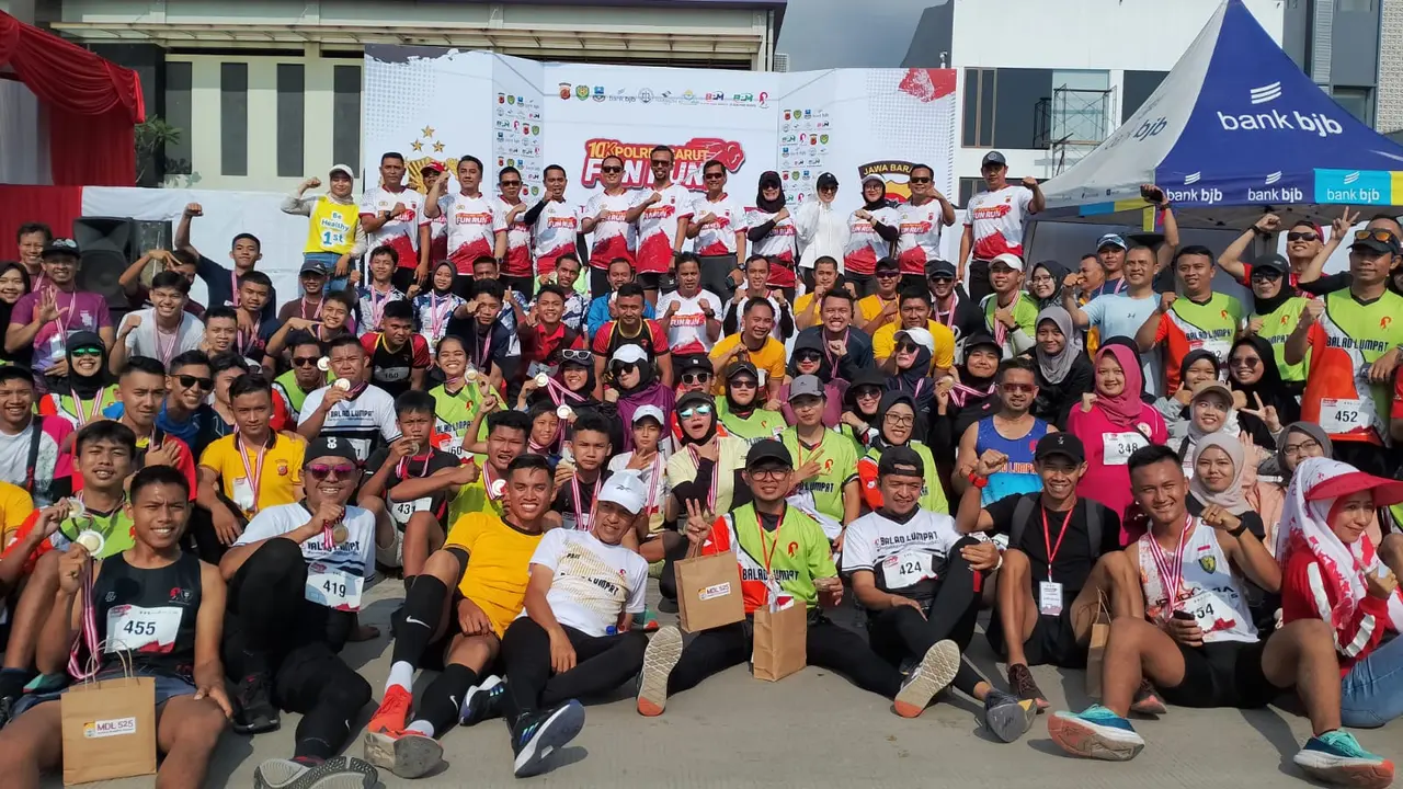 Ratusan pelari profesional kabupaten Garut, Jawa Barat, berfoto bersama setelah menikmati sajian fun run (lari ceria) sepanjang jalan Ibrahim Adji di kaki gunung Guntur Garut yang dikenal indah. (Liputan6.com/Jayadi Supriadin)