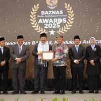 Wali Kota Tarakan dr. H. Khairul, M.Kes menerima penghargaan BAZNAS Awards 2025 yang diserahkan oleh Ketua BAZNAS, Prof. Dr. KH. Noor Achmad, MA, dalam acara Penganugerahan BAZNAS Awards 2025 di Jakarta, Kamis (28/8/2025).
