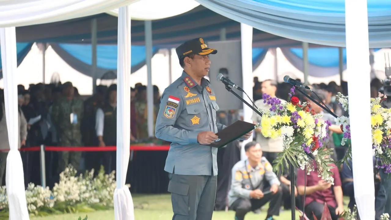 Wakil Menteri Dalam Negeri (Wamendagri) Akhmad Wiyagus memimpin Apel Akbar Satlinmas dan Pengukuhan Aslinmas Indonesia di Stadion Gelora Sriwijaya, Palembang, Sumatera Selatan. (Dok Kemendagri)
