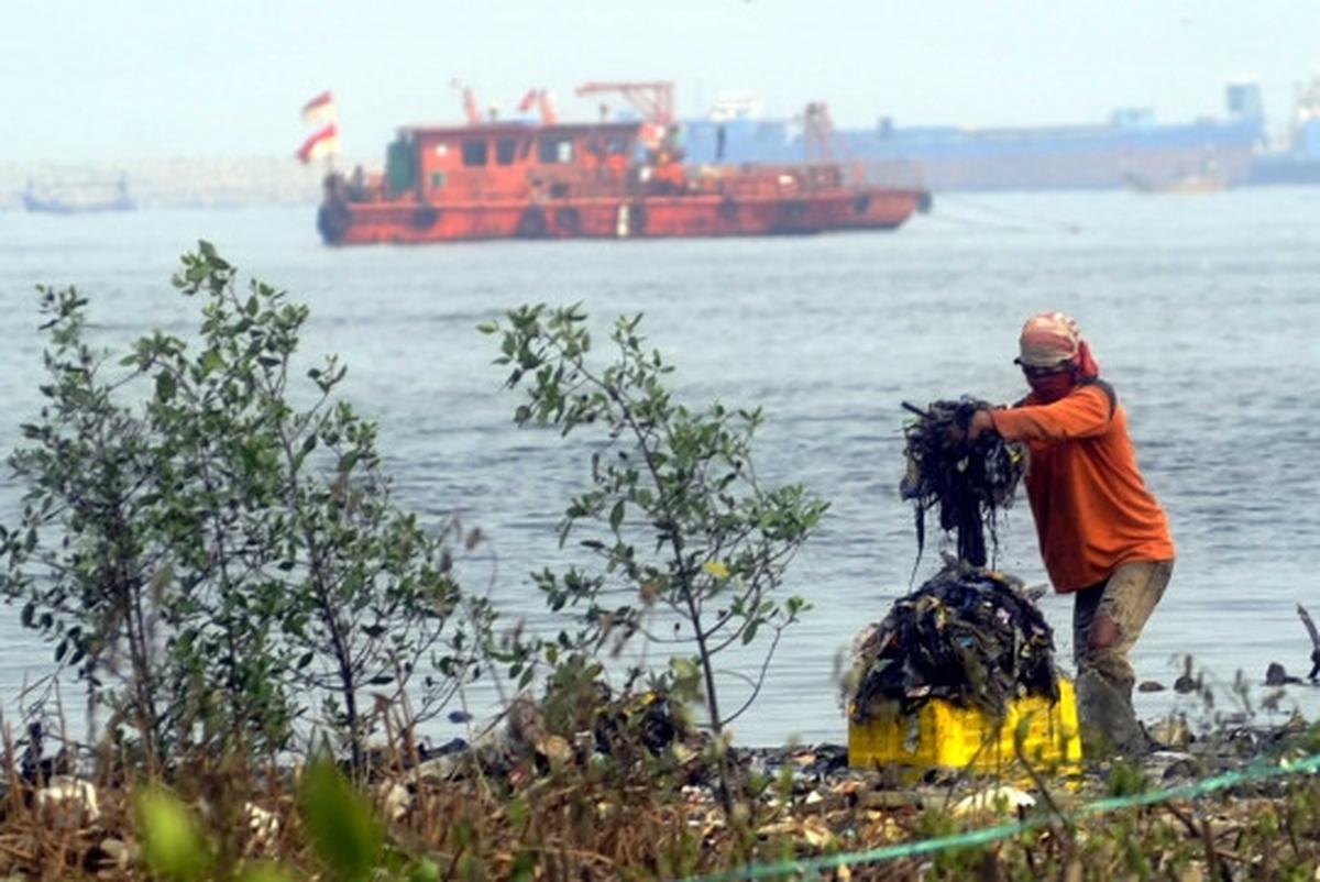 Melihat aksi para penjaga kebersihan pantai
