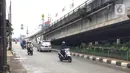 Pengendara sepeda motor melawan arus lalu lintas di sekitar flyover Tanjung Barat, Jakarta, Senin (17/2/2020). Ditutupnya jalur memutar balik di kawasan itu menyebabkan sebagian pengendara sepeda motor nekat melawan arus lalu lintas demi mempersingkat waktu tempuh. (Liputan6.com/Immanuel Antonius)