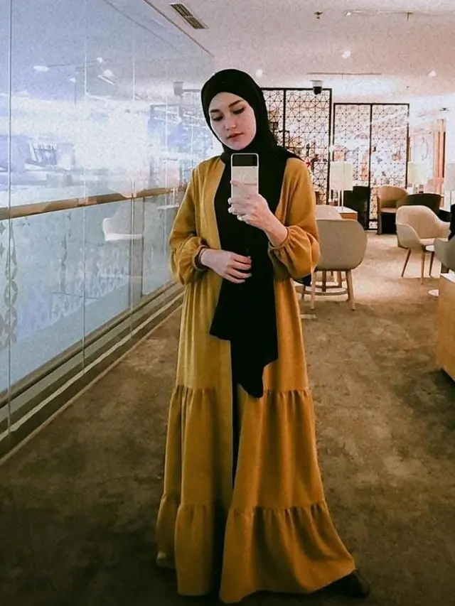 Penampilan Ayu Ting Ting berhijab saat berangkat umrah