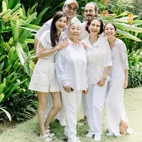 Raline Shah baru saja mengunggah potret dirinya bersama keluarga pakai outfit serba putih yang elegan. [Foto: Instagram/ralineshah]