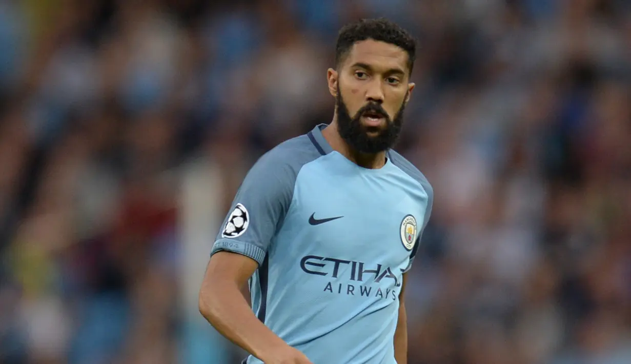 4. Gael Clichy – Pria Prancis ini pernah menyindir teman satu tim nya di Arsenal yang pindah ke Manchester City. Ia mengatakan hanya pemain yang haus uang yang hijrah ke Etihad. Namun pada akhirnya ia pun berseragam City. (AFP/Oli Scarff)