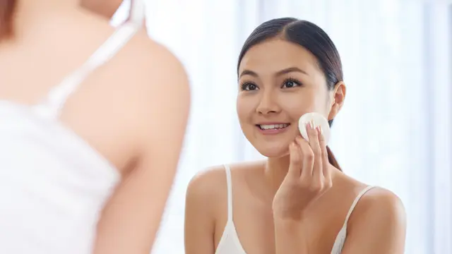 Panduan Layering Skincare di Malam Hari, Wujudkan Wajah Glowing Setiap Pagi