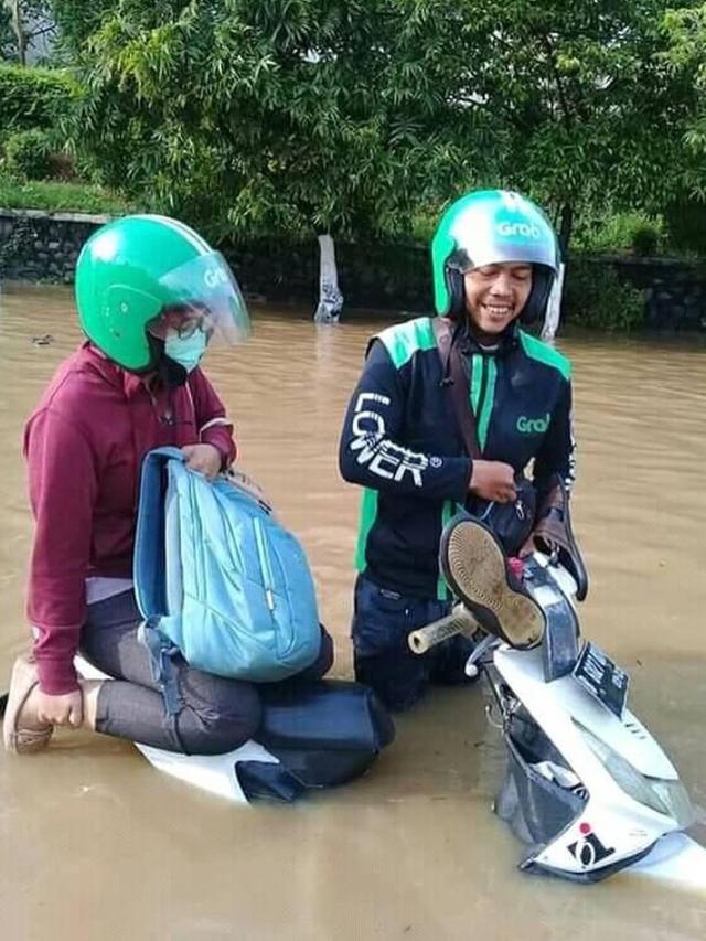 Terobos Banjir, 6 Momen Driver Ojek Online Melayani Pelanggan