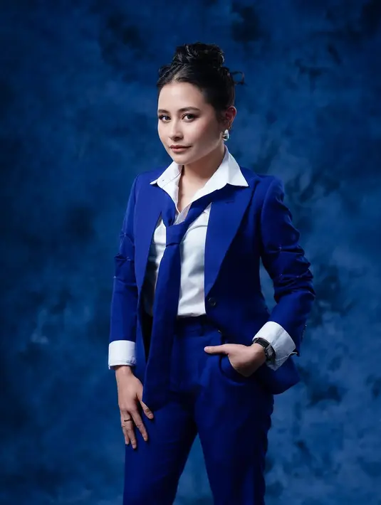 Rambut panjang Prilly ditata dengan updo rapi yang perlihatkan leher jenjang dan anting silver [@prillylatuconsina96]