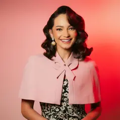 Enzy Storia kembali mencuri perhatian lewat penampilan yang memancarkan pesona klasik era 50–60an yang selalu terasa timeless. [@enzystoria].