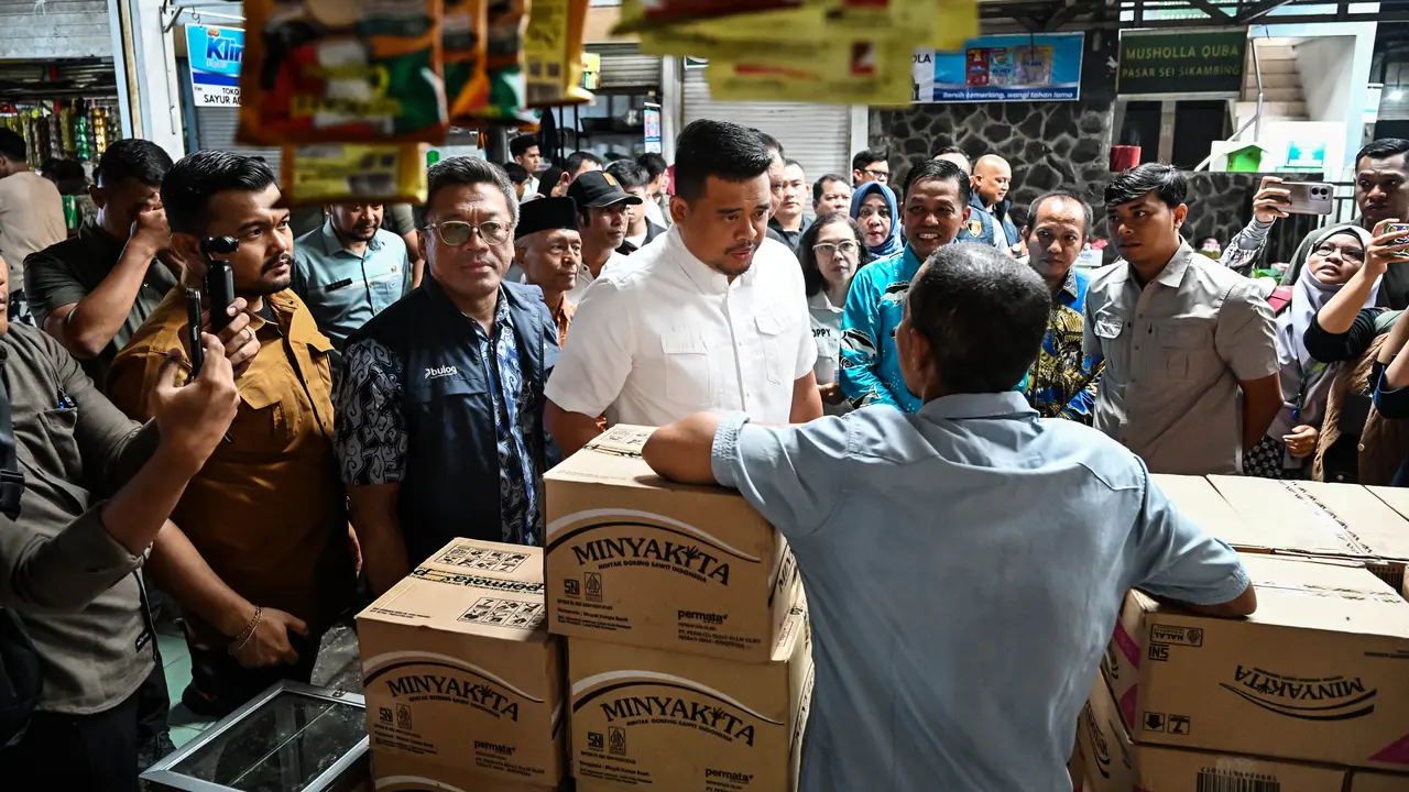 Gubernur Sumatera Utara, Bobby Nasution saat melakukan inspeksi mendadak (sidak) ke sejumlah pasar tradisional di Kota Medan, Kamis (18/12/2025).