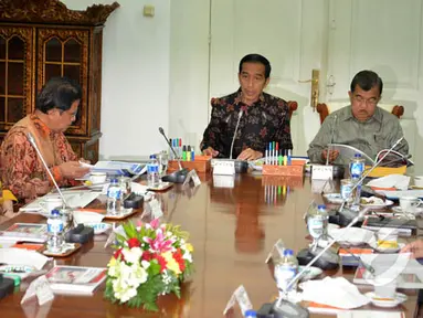 Presiden Joko Widodo (kiri menghadap lensa) bersama Wapres Jusuf Kalla (kanan) memimpin rapat terbatas kabinet di Istana Bogor, Senin (16/2/2015). Rapat tersebut membahas pengembangan pariwisata Indonesia. (Liputan6.com/Faizal Fanani)