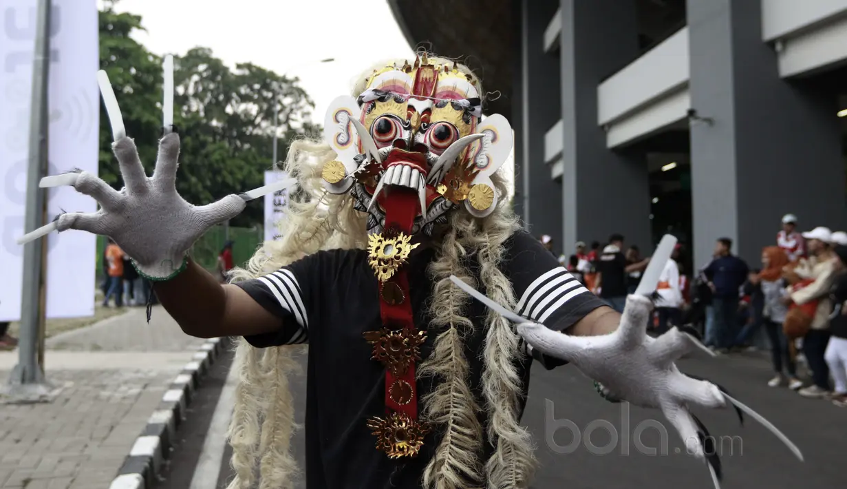 Seorang suporter Brigaz Bali mengenakan topeng Rangka saat hendak mendukung Bali United melawan Persija Jakarta di Stadion Patriot, Bekasi, (21/5/2017). (Bola.coom/Nicklas Hanoatubun) 