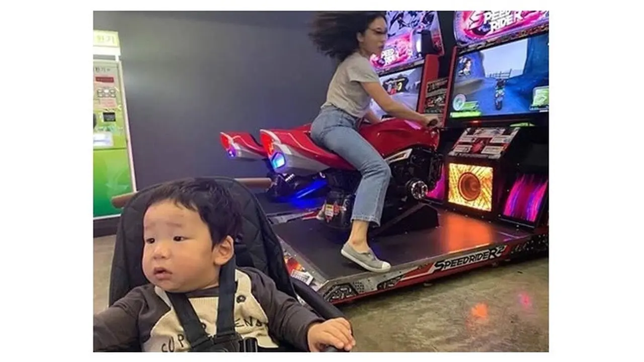 Kelakuan Emak-Emak Saat Temanin Anak Bermain Ini Bikin Bingung