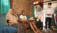 Bupati Banyuwangi Ipuk Fiestiandani  Menjenguk lansia kurang mampu yang sedang sakit (Istimewa)