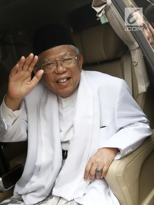 Cawapres nomor urut 01 Ma'ruf Amin melambaikan tangan usai bertemu dengan istri Gus Dur, Sinta Nuriyah di Ciganjur, Jakarta, Rabu (26/9). Pertemuan tersebut dalam rangka silaturahmi. (Liputan6.com/Herman Zakharia)