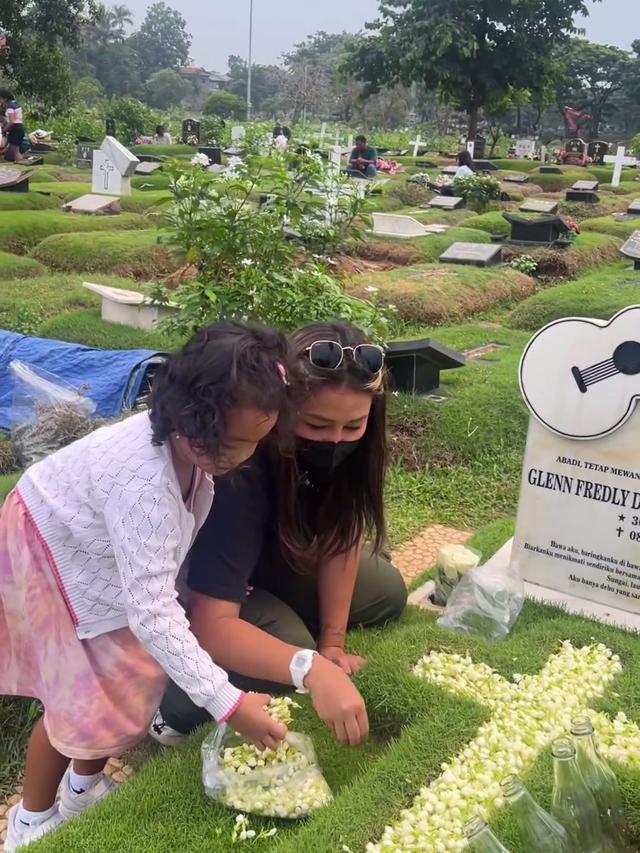 Jelang Tahun Baru, Ini 7 Momen Mutia Ayu dan Gewa Ziarah ke Makam Glenn Fredly