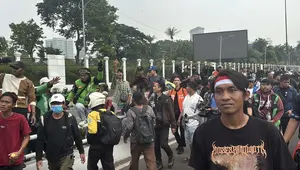 Pria Berhelm Diamuk Pendemo, Diduga Provokator Bawa Sajam