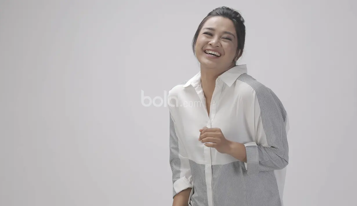 "Berlatih dengan Mama itu lebih banyak berbaginya. Mama bisa bercerita dengan luwes, berbagai soal teknis maupun nonteknis," ujar Dellie Threesyadinda. (Bola.com/Vitalis Yogi Trisna)