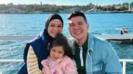 Turki merupakan salah satu negara idola yang menjadi destinasi wisata para seleb Indonesia untuk menjalani liburannya di luar negeri. Negeri Seribu Menara ini memiliki banyak tempat indah dan bangunan bersejarah. Tidak heran bahwa Haykal Kamil dan Tantri Namirah memilih untuk menjalani liburan bersama buah hati ke Turki. (Liputan6.com/IG/@haykalkamil)
